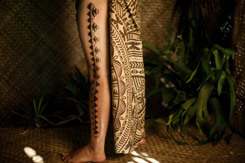 Tattoo uploaded by Ross Howerton • Keli'iokalani Makua performing kakau.  Photo by Jessica Paige. #Hawaiian #indigenous #kakau #KeliiokalaniMakua  #uhi #traditional #tribal • Tattoodo