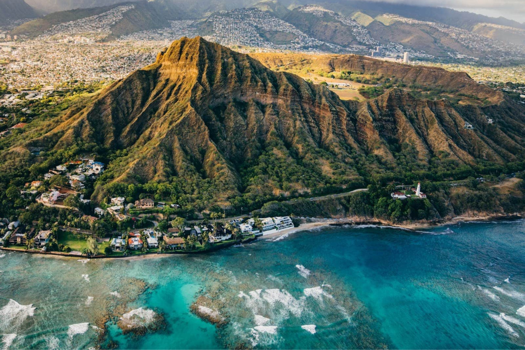 8 Best Places To Surf in Hawaii And The Best Time To Do It - Polynesian ...